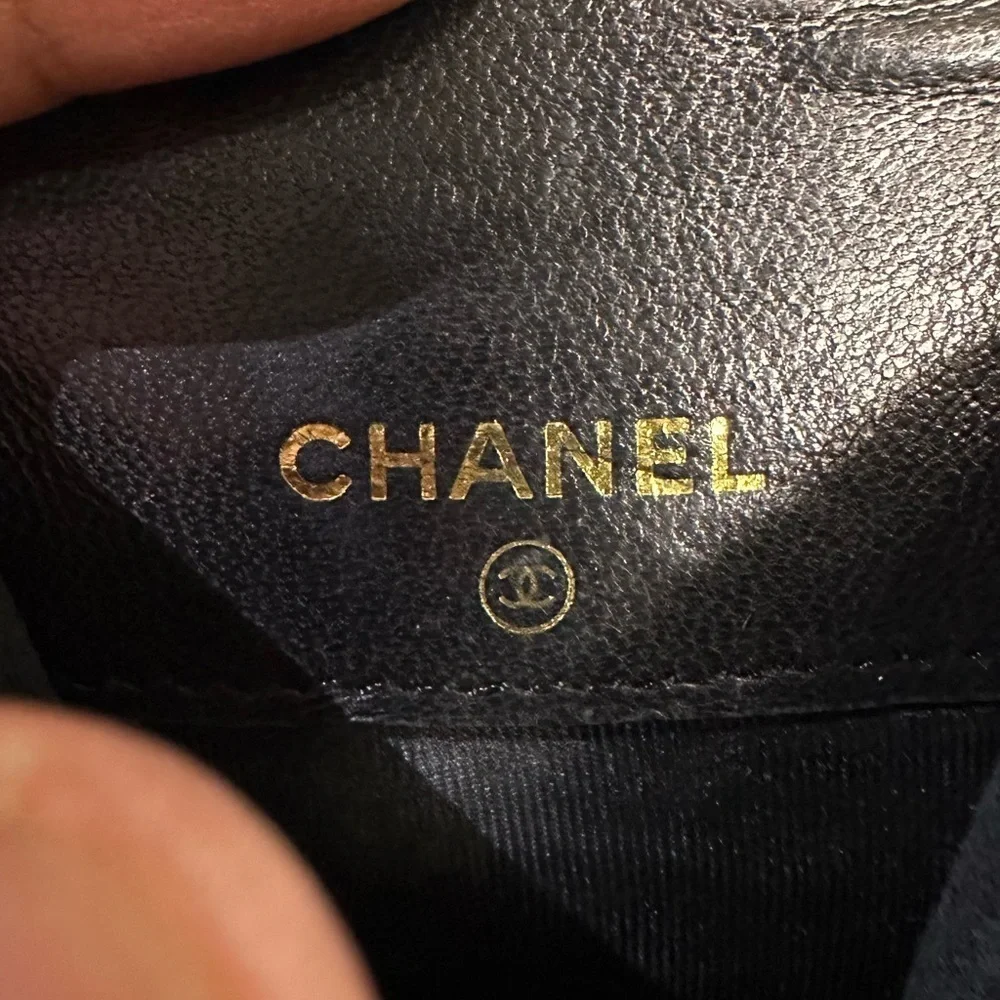 CHANEL cardholder / keyholder patent leather flap pouch in black - Picture 11 of 17